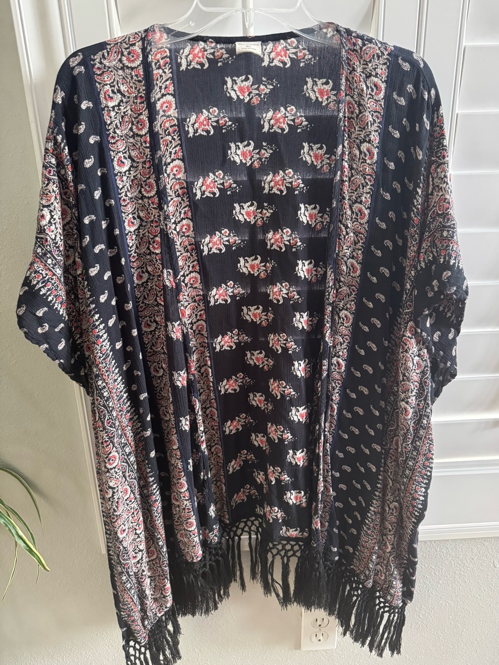 Stunning Abercrombie & Fitch ladies M/L black paisley floral cardigan fringe top